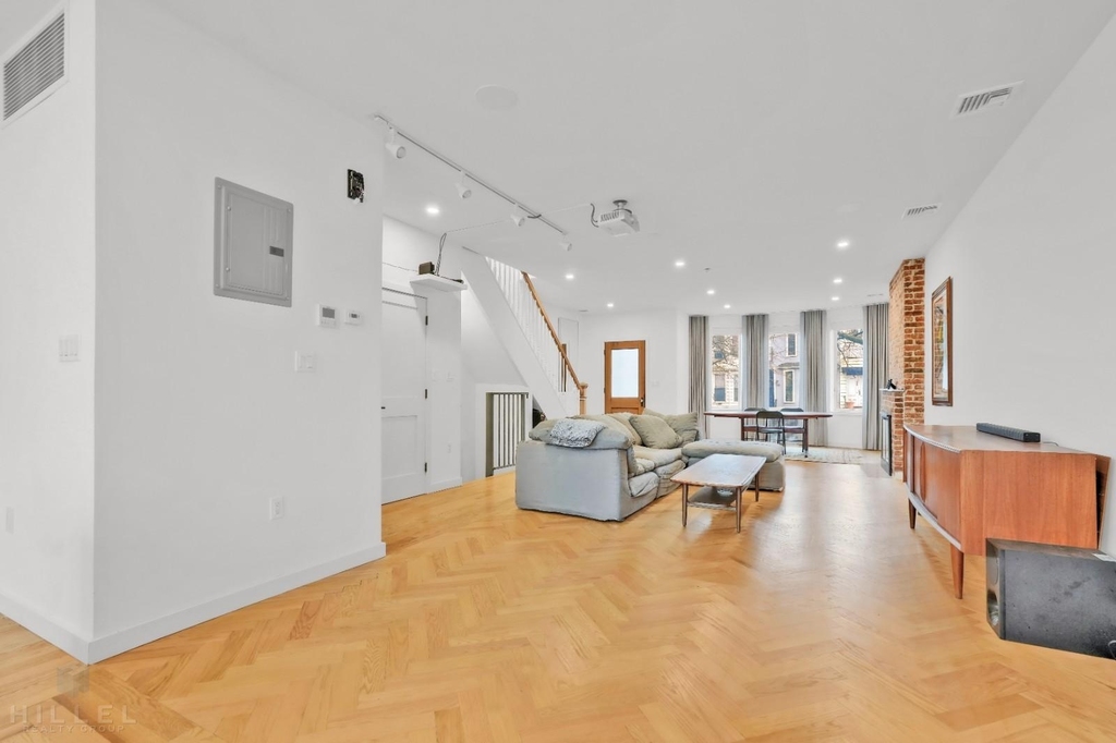 729 Chauncey Street - Photo 3