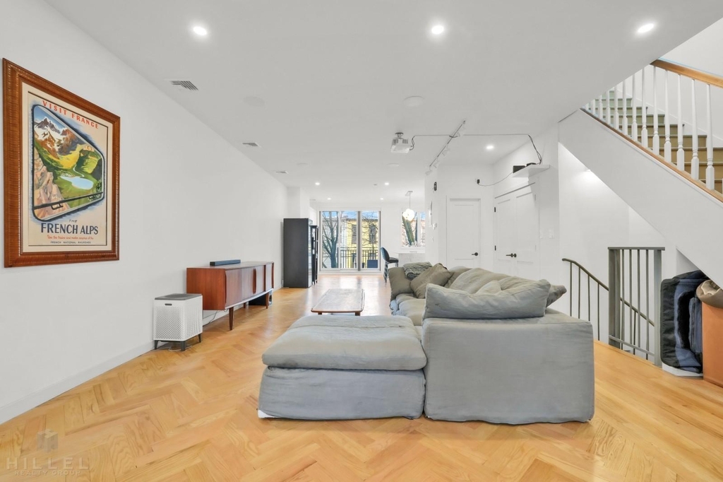 729 Chauncey Street - Photo 2