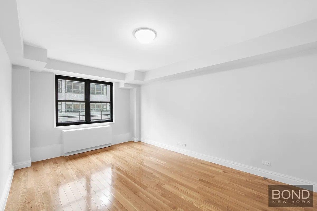 East 33rd Street - Photo 5