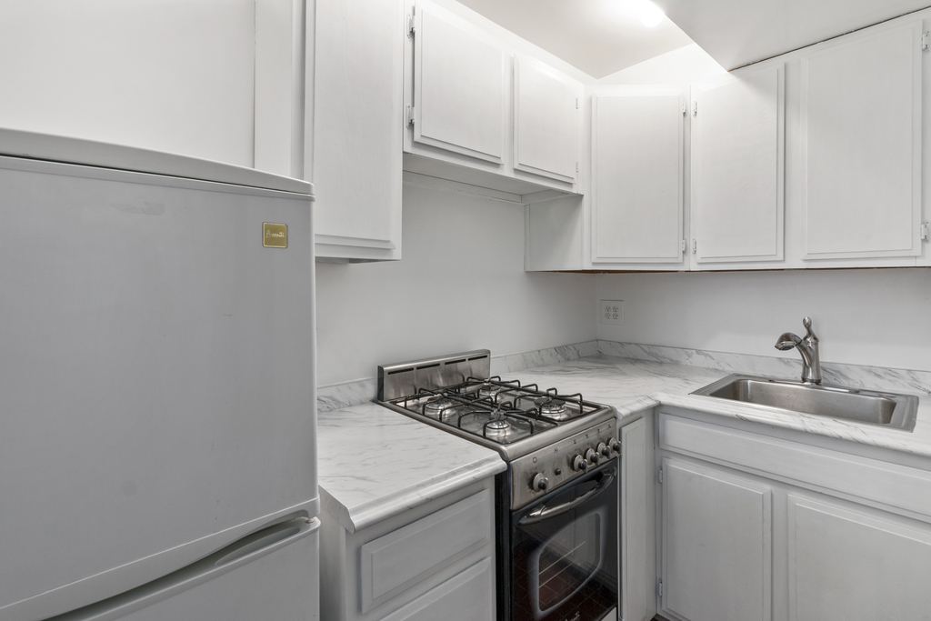 118 W 81st St - Photo 4