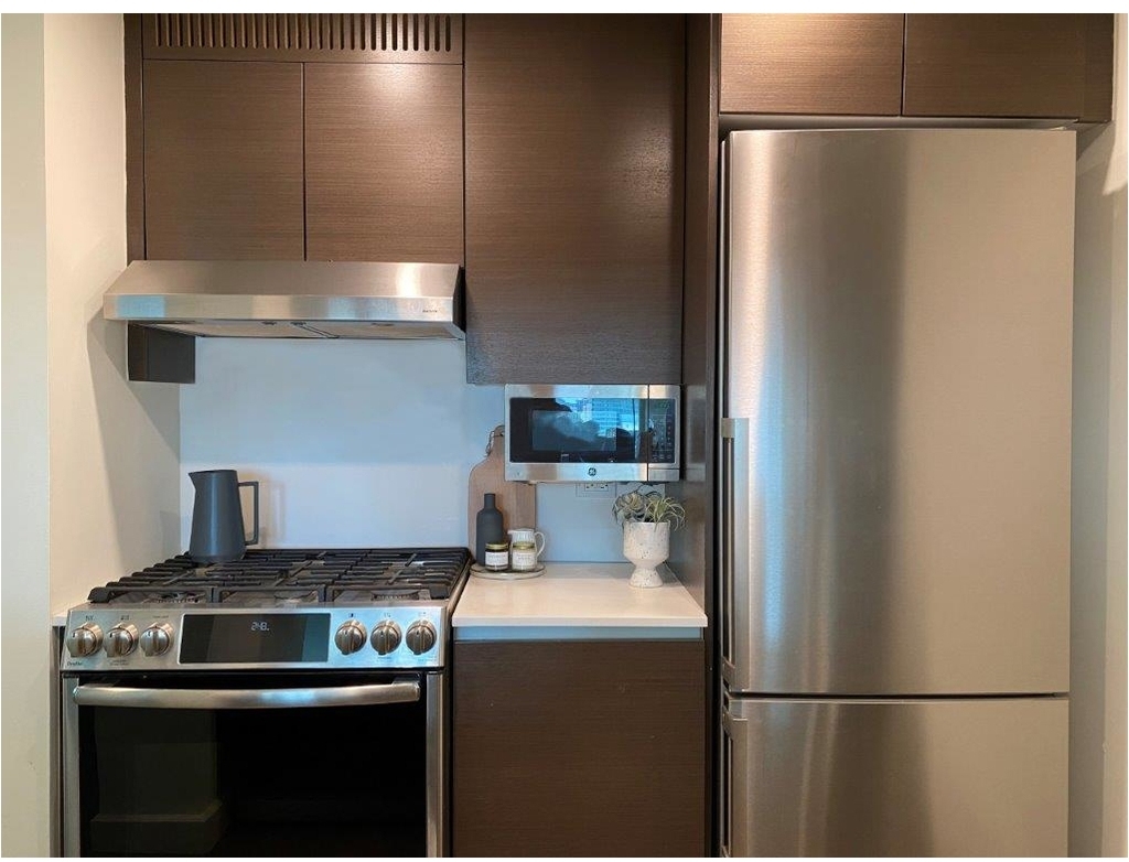 315 W 33rd St - Photo 3