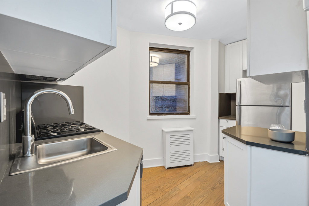 West 49th Street - Photo 1