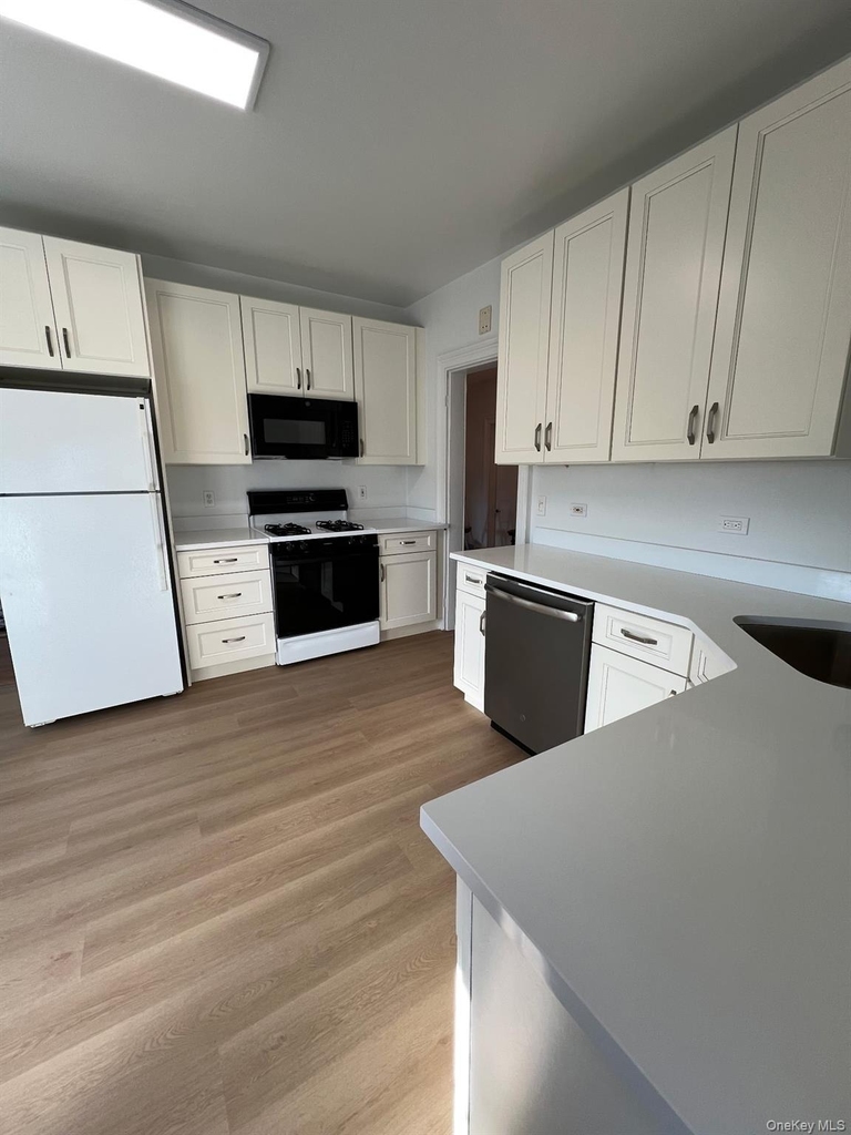 11 Maurice Avenue - Photo 1