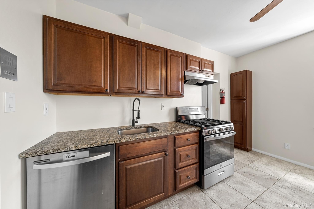 402 Jericho Turnpike - Photo 2