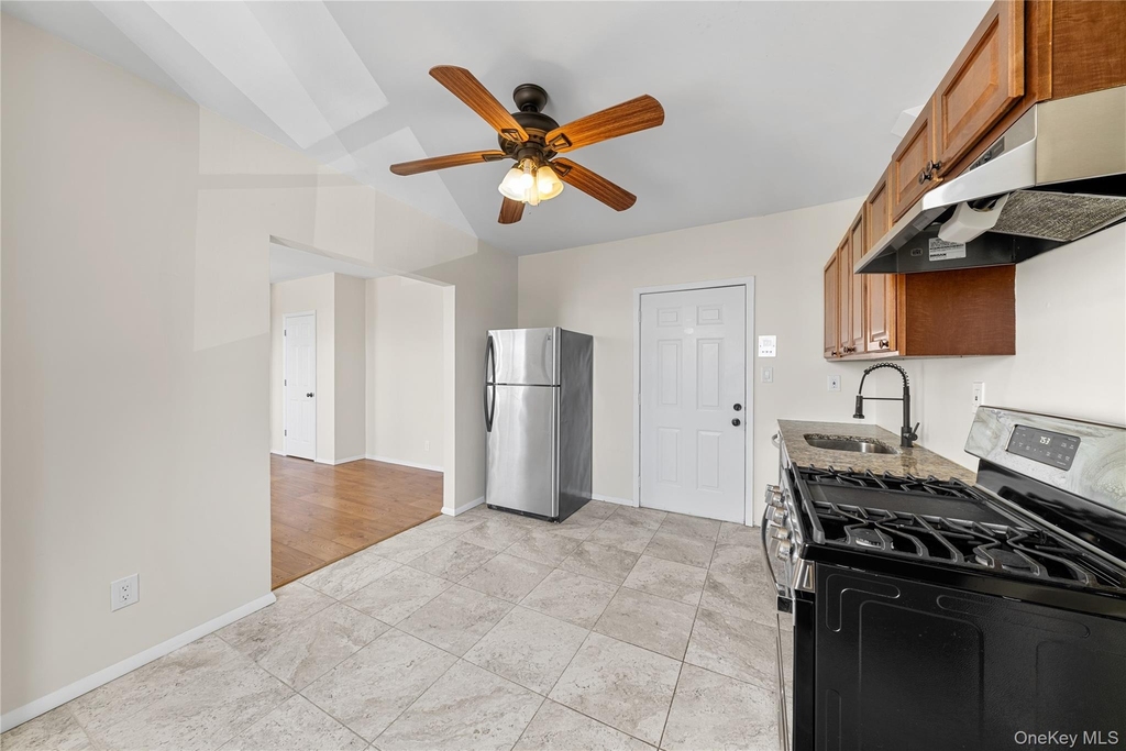 402 Jericho Turnpike - Photo 4
