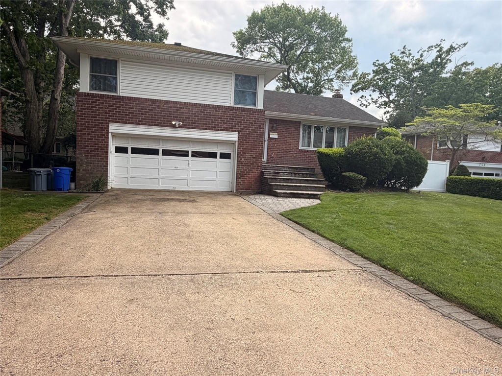 748 Leslie Lane - Photo 1