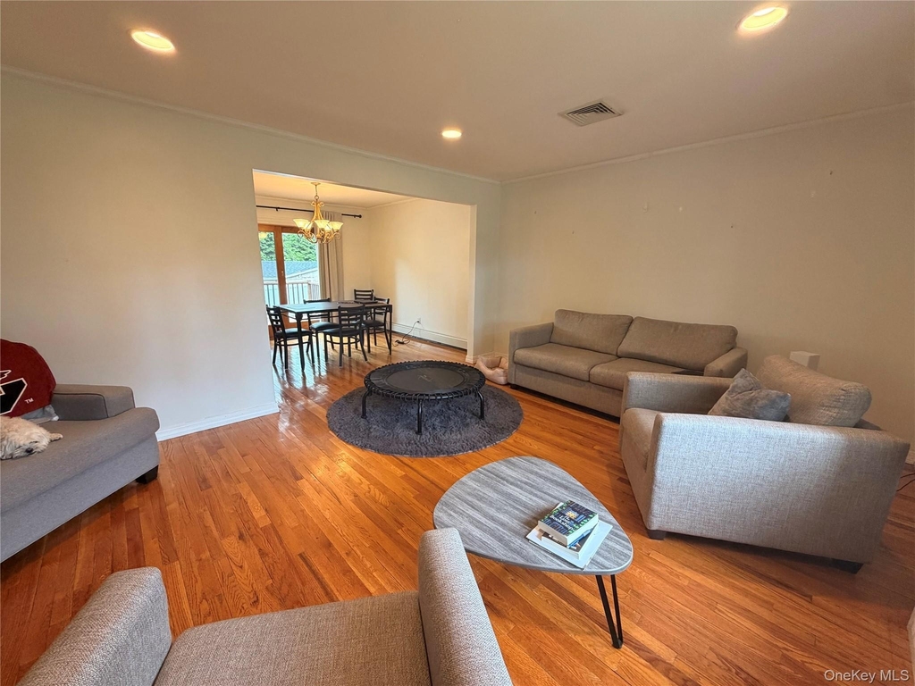 748 Leslie Lane - Photo 2
