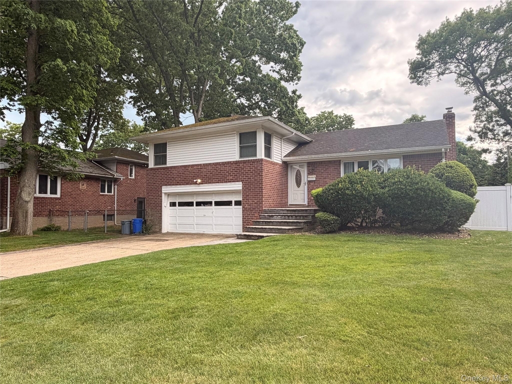 748 Leslie Lane - Photo 0