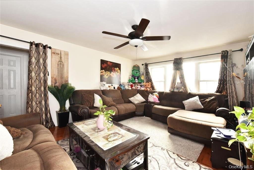 542 East Meadow - Photo 0