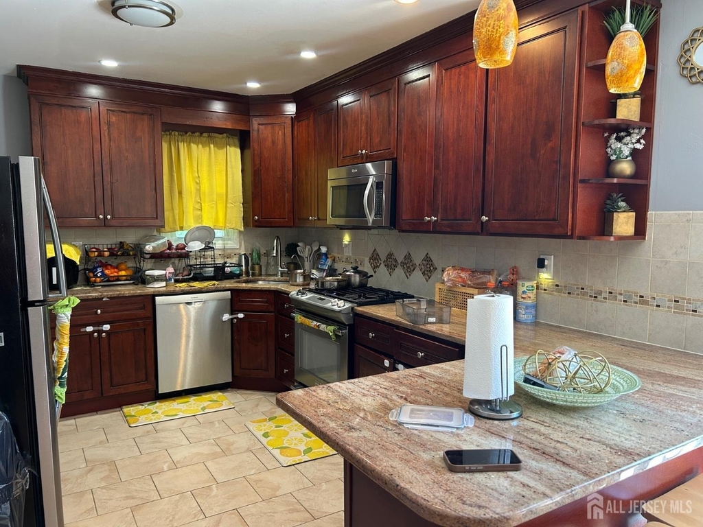 869 Gates Avenue - Photo 3
