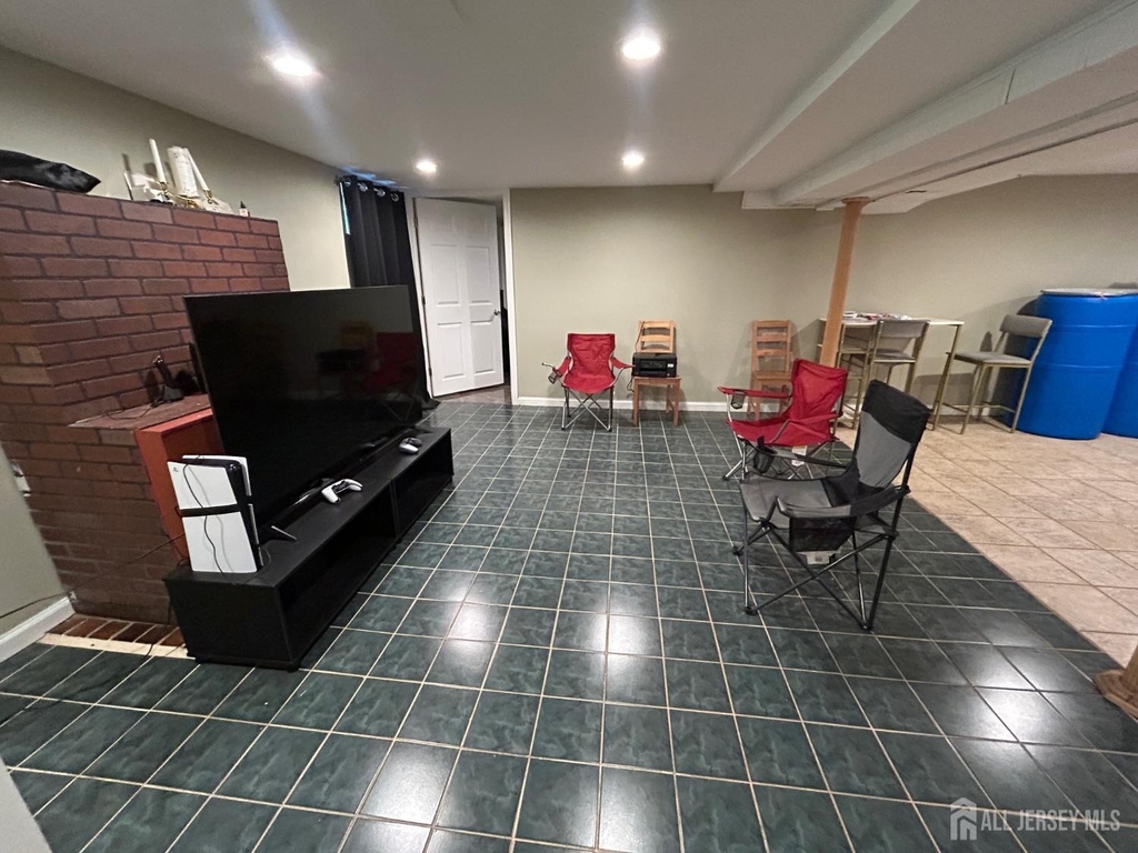 869 Gates Avenue - Photo 8