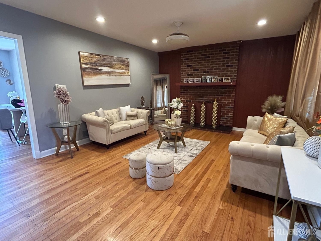 869 Gates Avenue - Photo 2