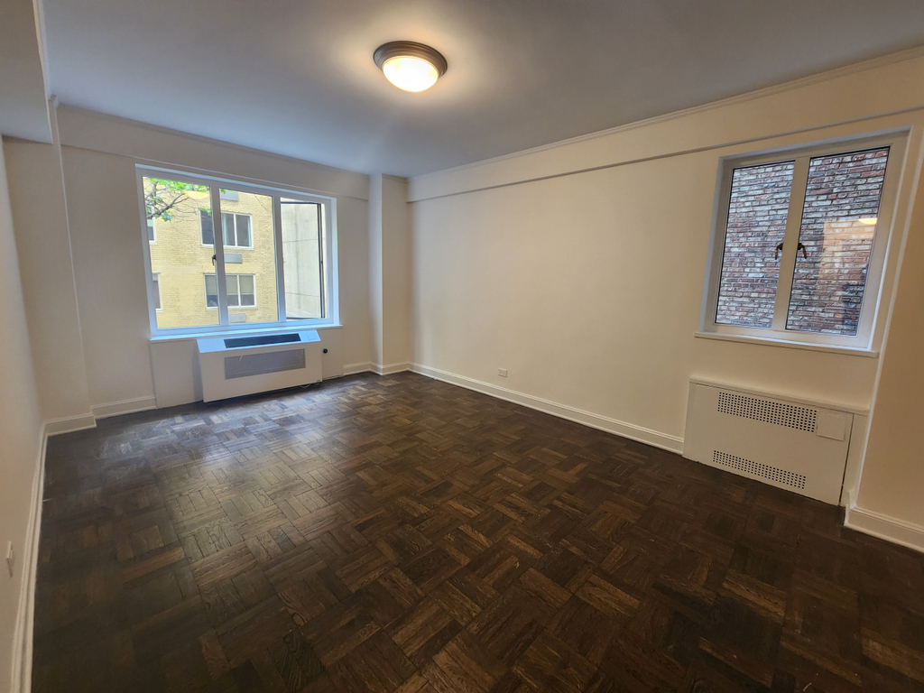 40 Central Park S - Photo 1