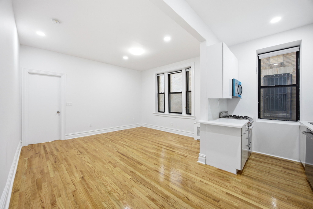 160 Wadsworth Avenue - Photo 1