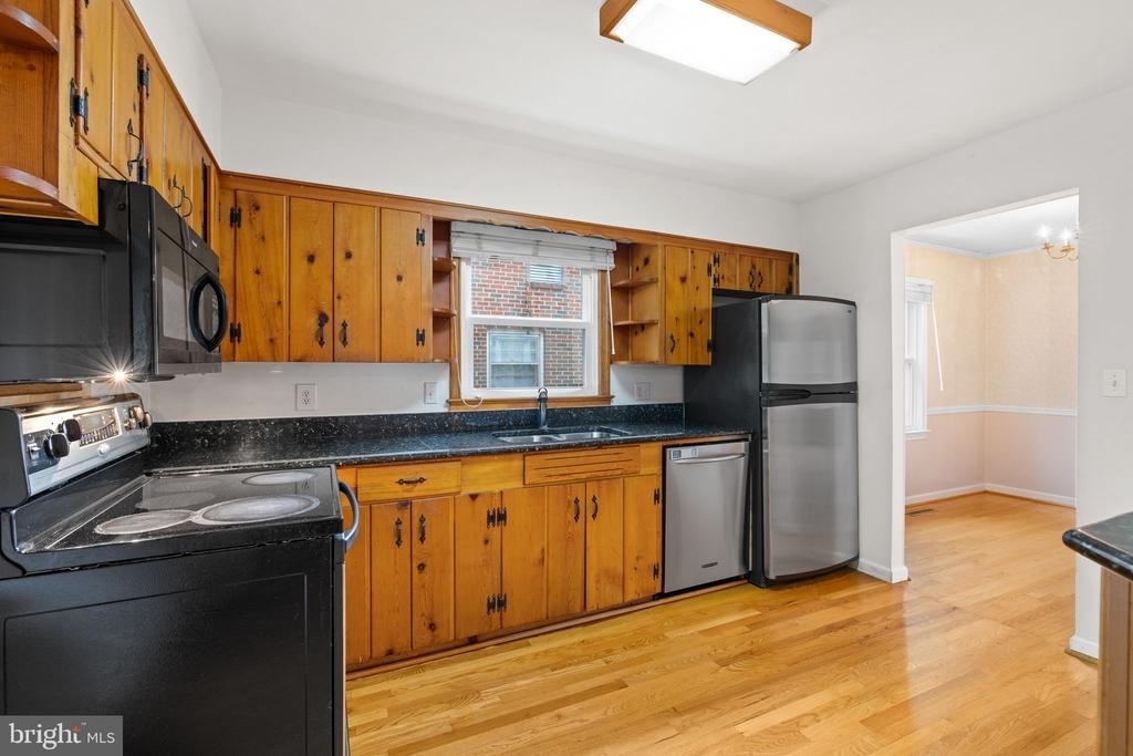 1312 Stafford Avenue - Photo 2