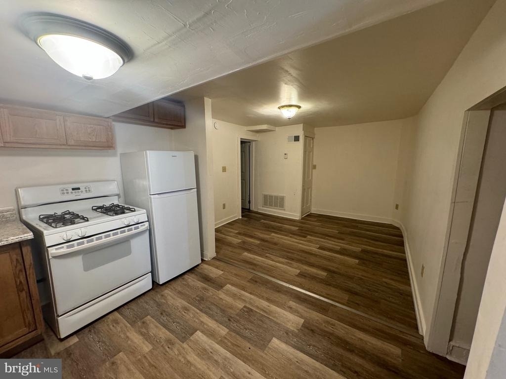 606 E Market Street - Photo 6