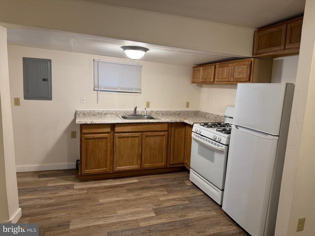 606 E Market Street - Photo 0