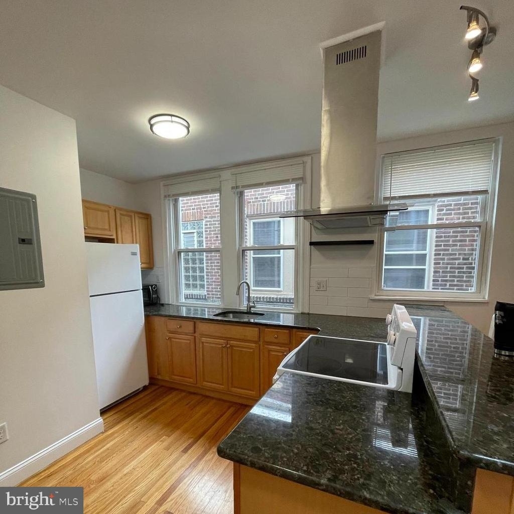641 Bainbridge Street - Photo 5