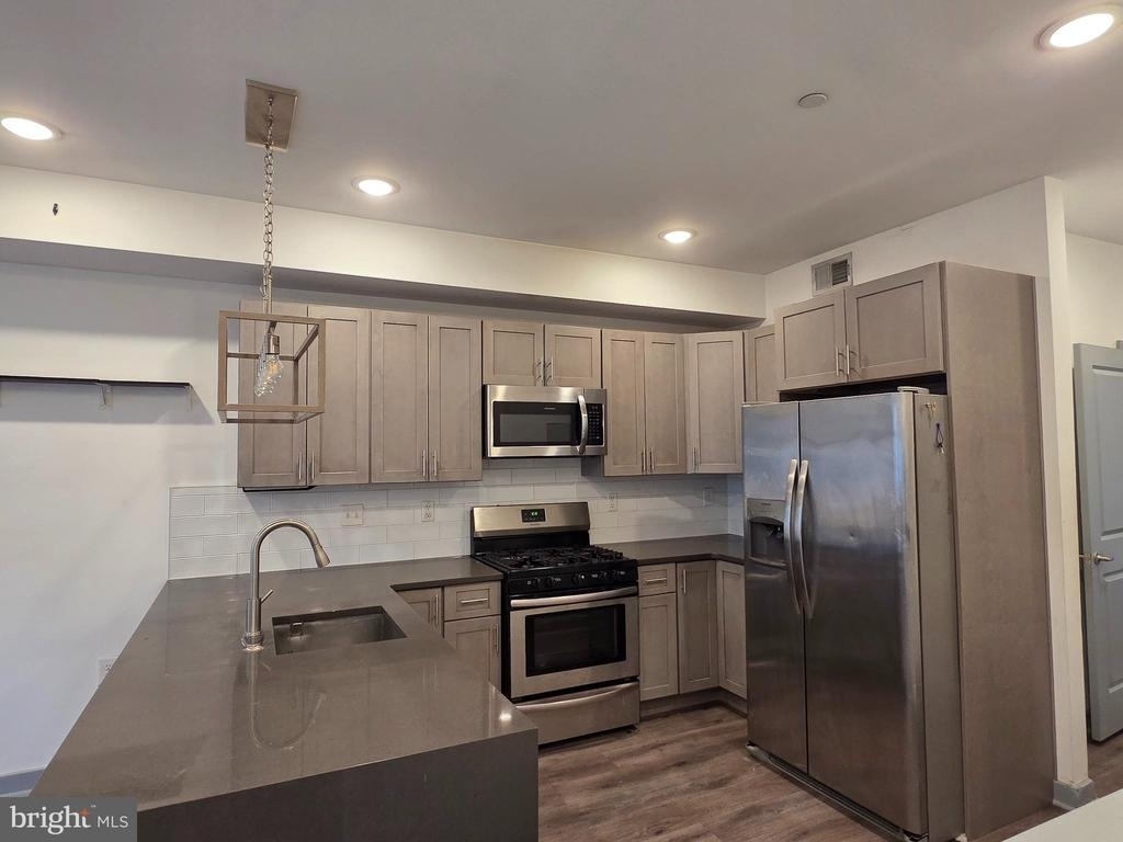 417 W Berks Street - Photo 1