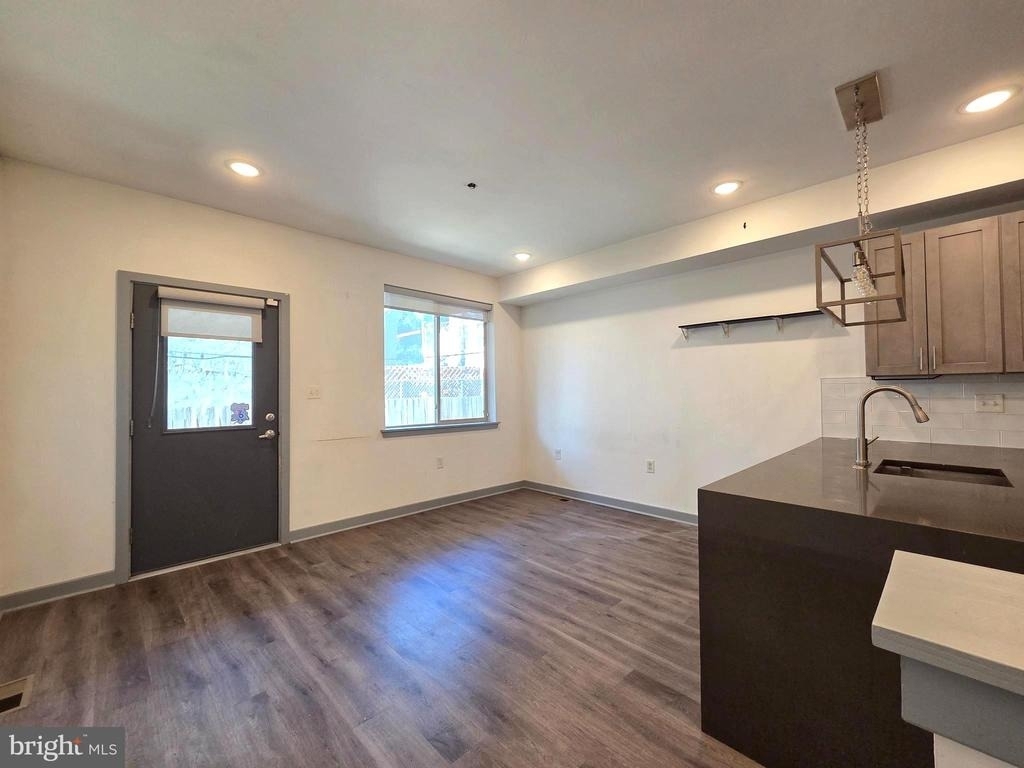 417 W Berks Street - Photo 2