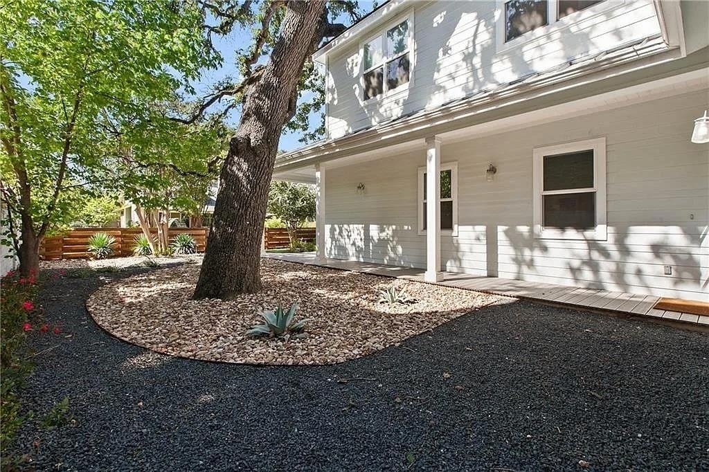 610 W 33rd St - Photo 2
