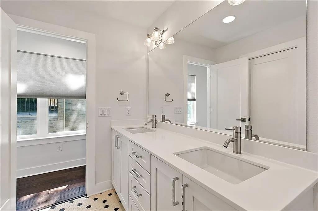 610 W 33rd St - Photo 8
