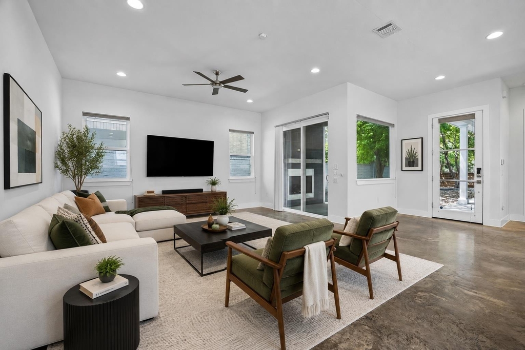 610 W 33rd St - Photo 4