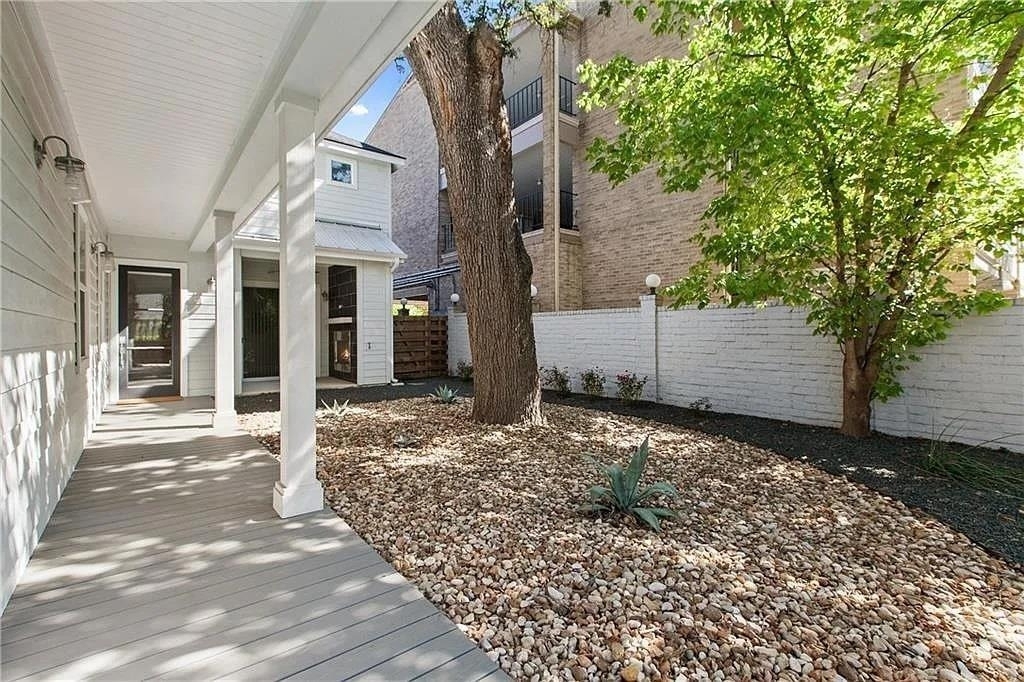 610 W 33rd St - Photo 1