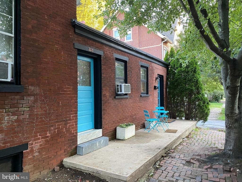208 W Union - Photo 0