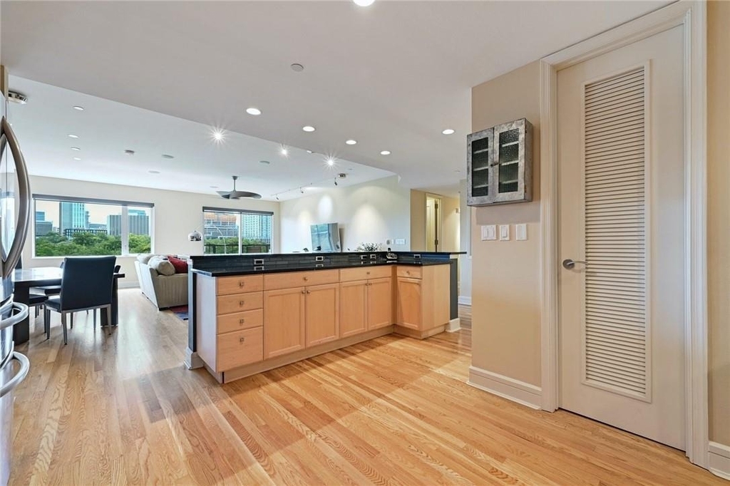 901 W 9th St - Photo 11