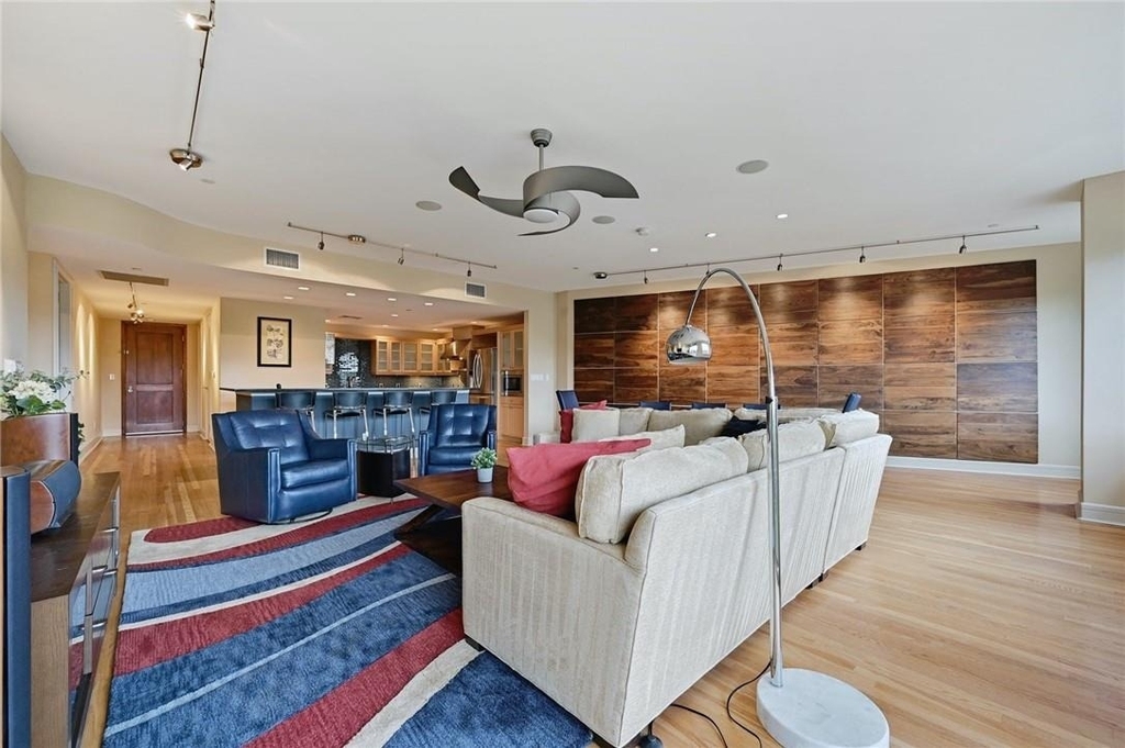 901 W 9th St - Photo 4