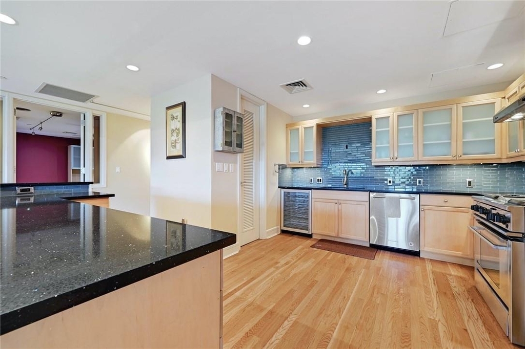 901 W 9th St - Photo 12