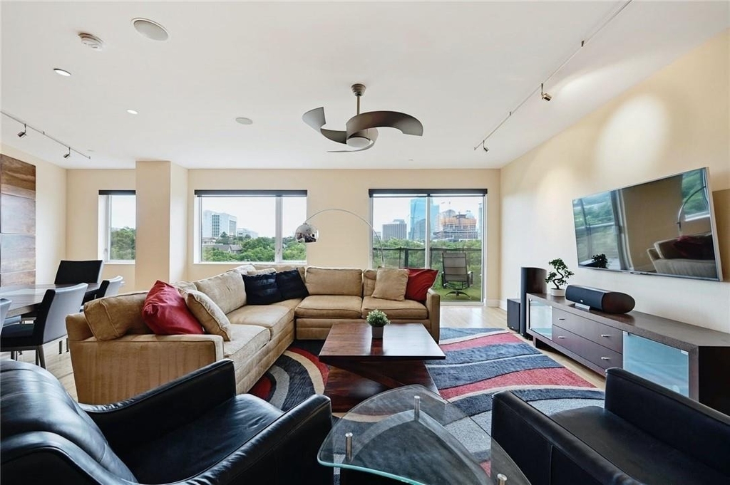 901 W 9th St - Photo 3
