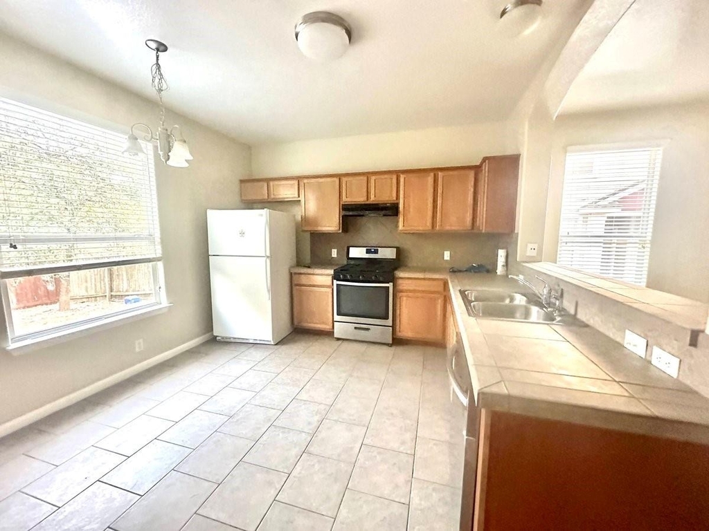 2404 Allred Dr - Photo 3