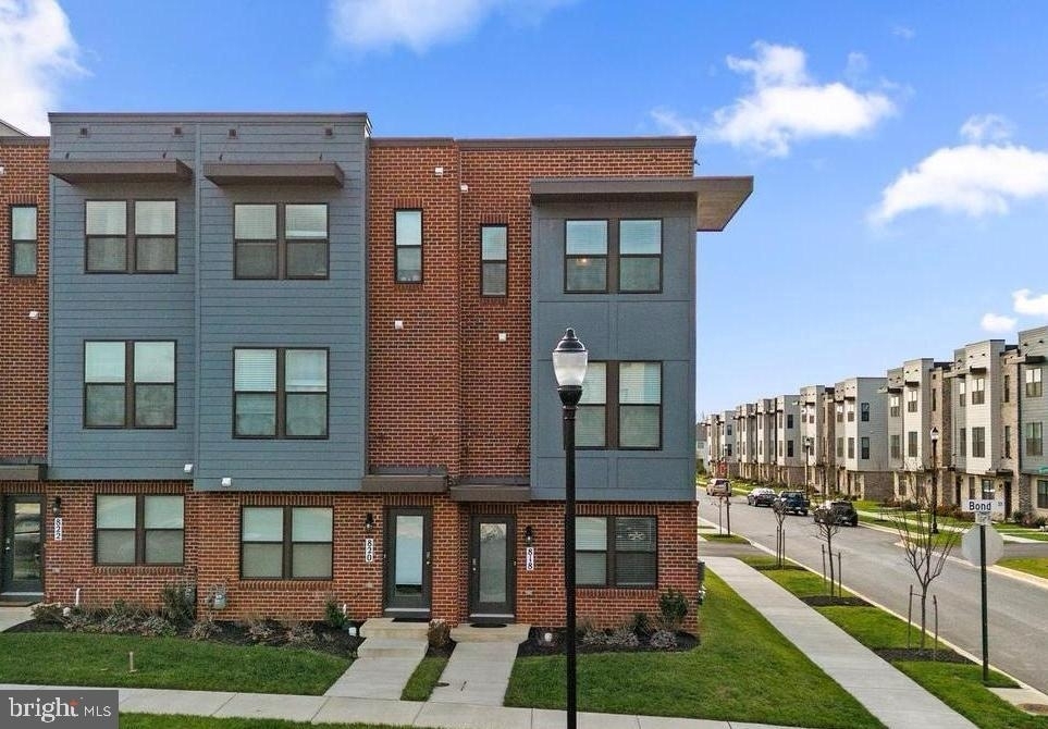 818 Bond Street - Photo 0