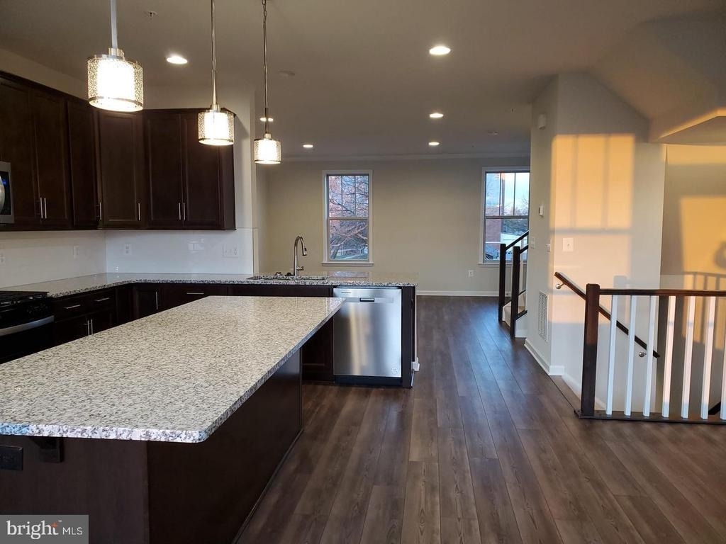 304 Faversham Pl - Photo 10
