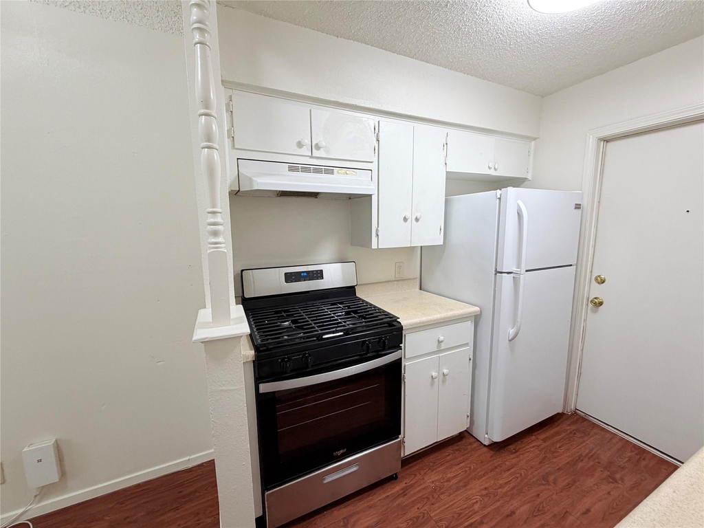 5206 Village Trl - Photo 7