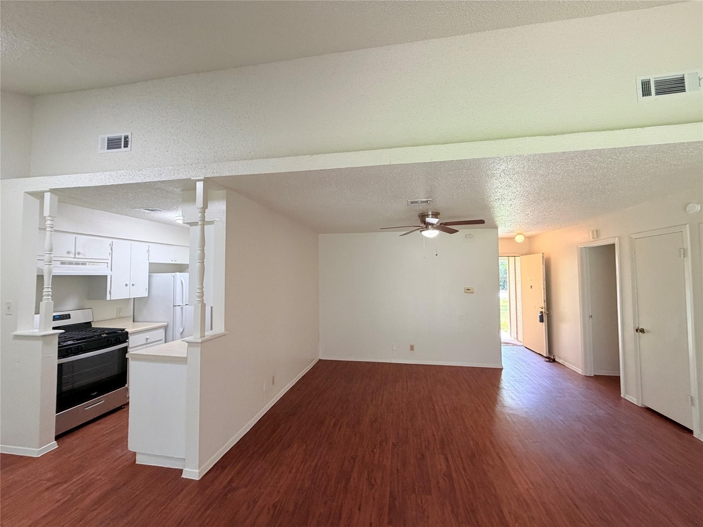 5206 Village Trl - Photo 4
