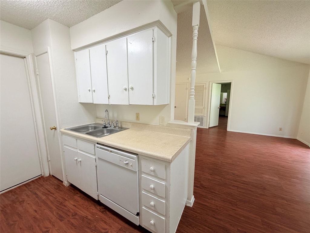5206 Village Trl - Photo 8
