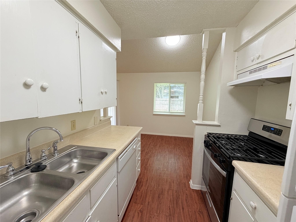 5206 Village Trl - Photo 9