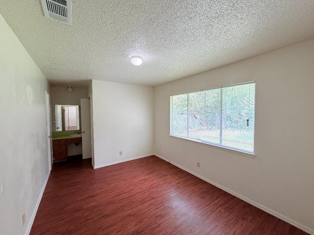 5206 Village Trl - Photo 10
