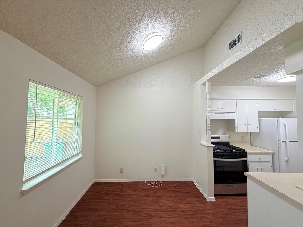 5206 Village Trl - Photo 5