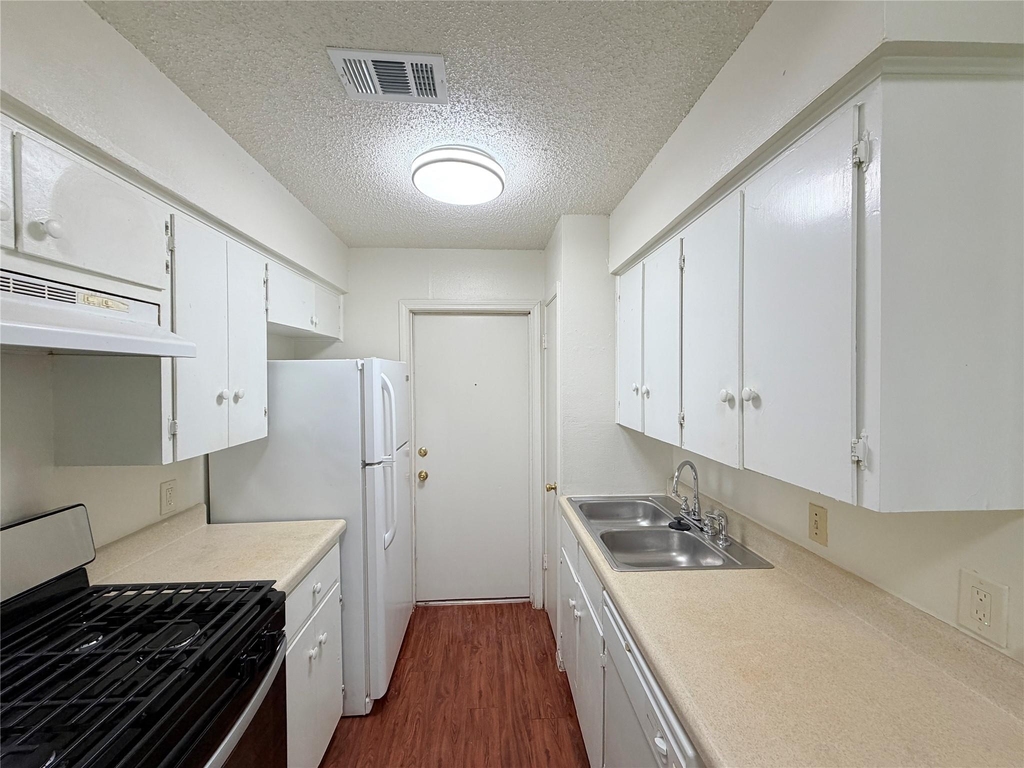 5206 Village Trl - Photo 6