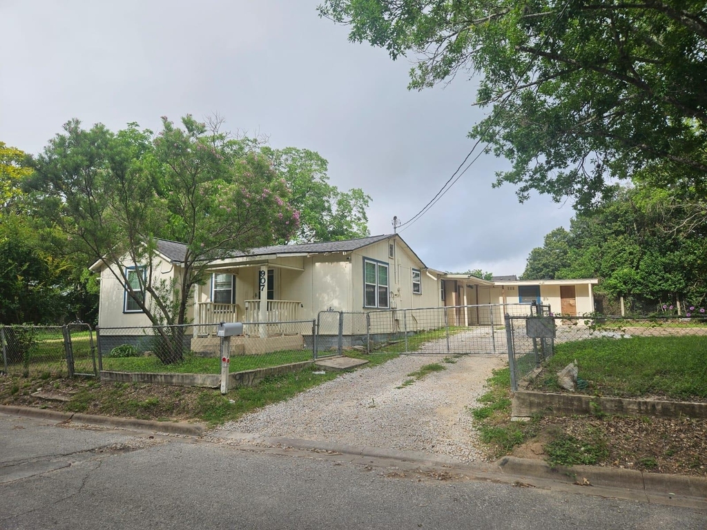 907 Neches St - Photo 1