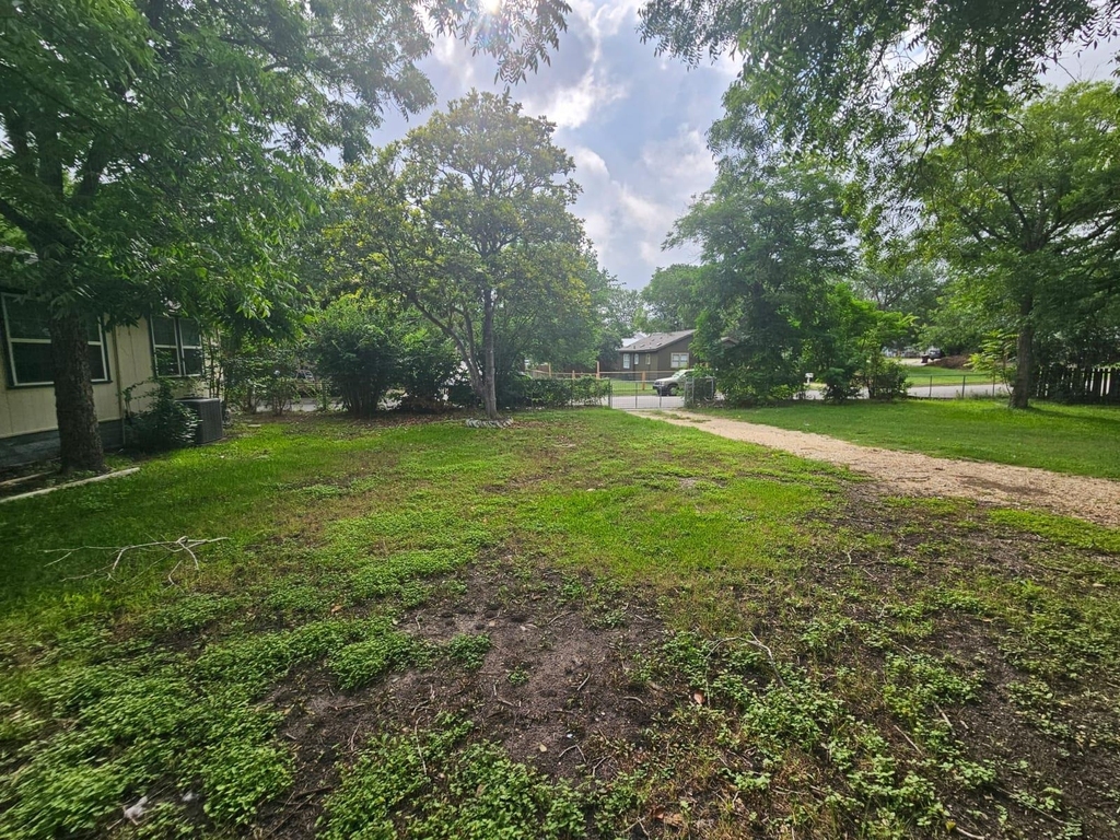 907 Neches St - Photo 4