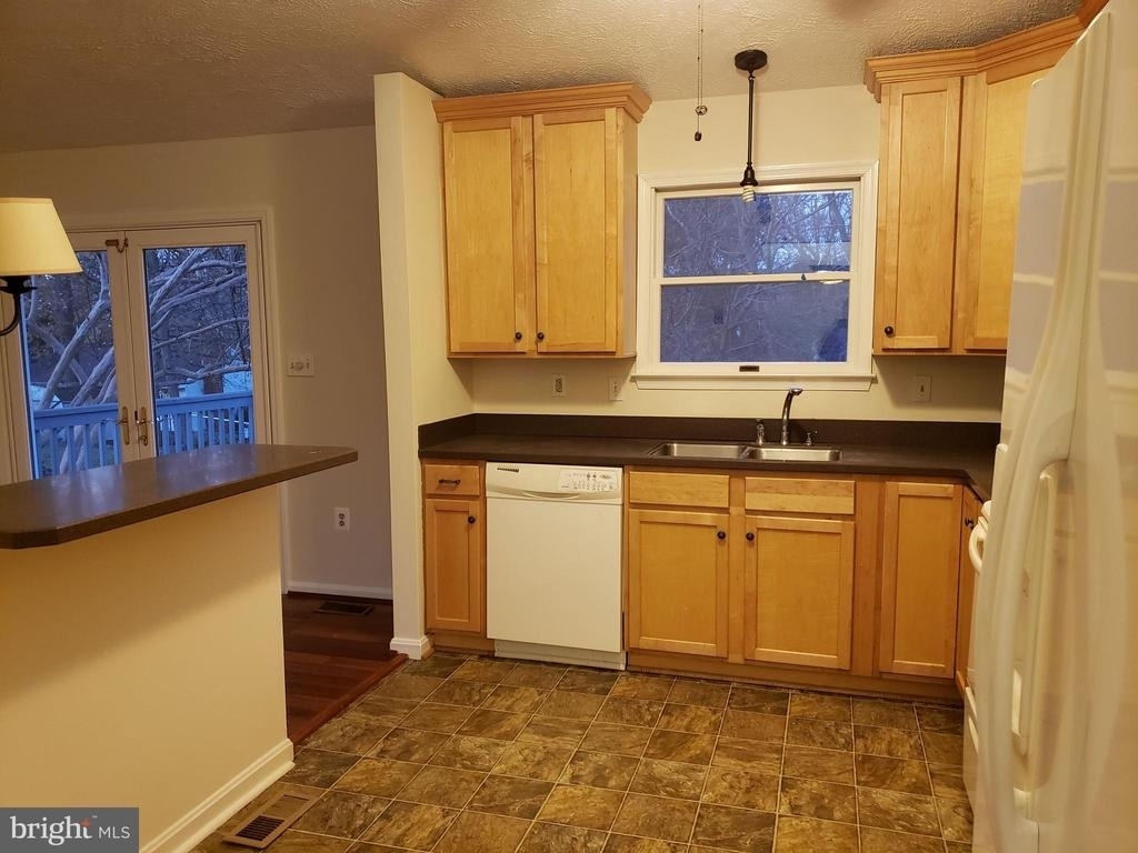 724 Hillcrest Drive - Photo 9