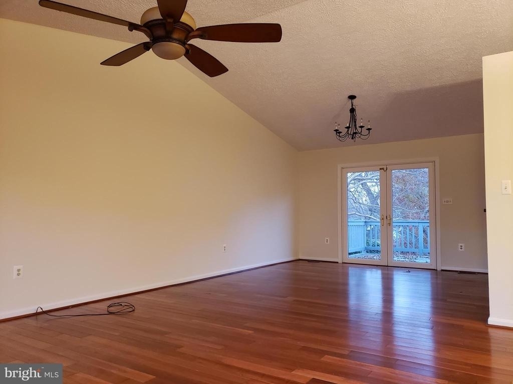 724 Hillcrest Drive - Photo 2