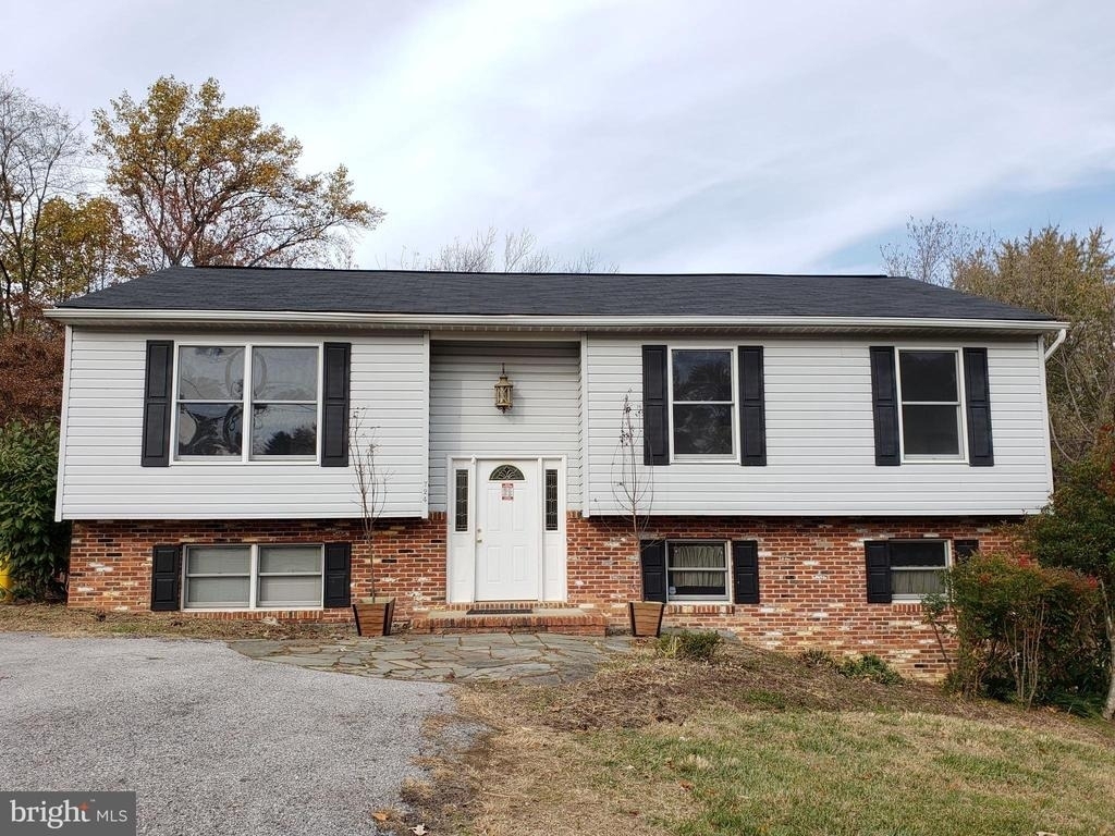 724 Hillcrest Drive - Photo 0