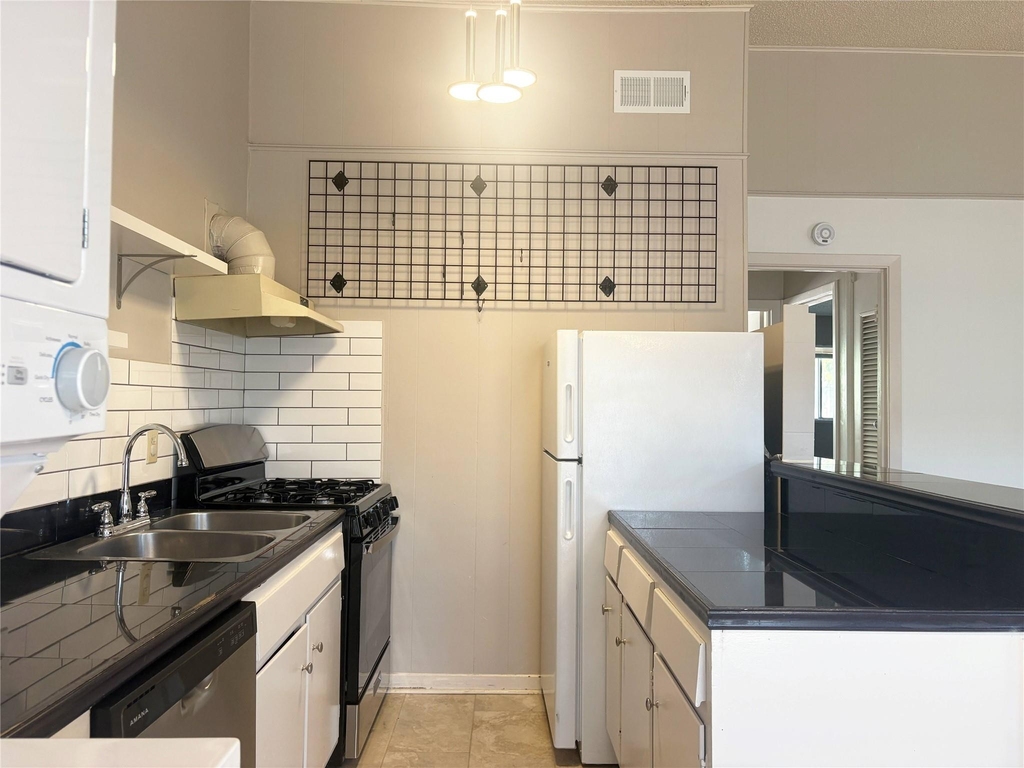 600 W 51st St - Photo 8