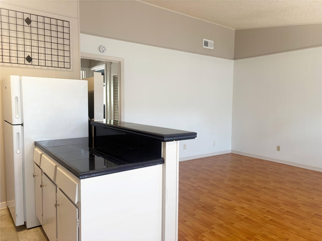 600 W 51st St - Photo 9